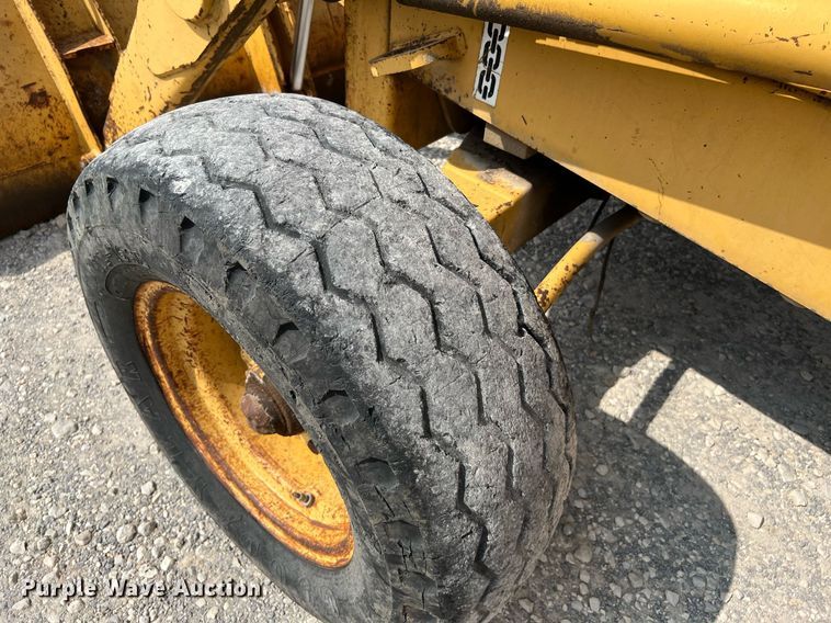 image for item DQ2109 1993 John Deere 310D  backhoe