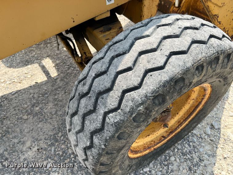 image for item DQ2109 1993 John Deere 310D  backhoe