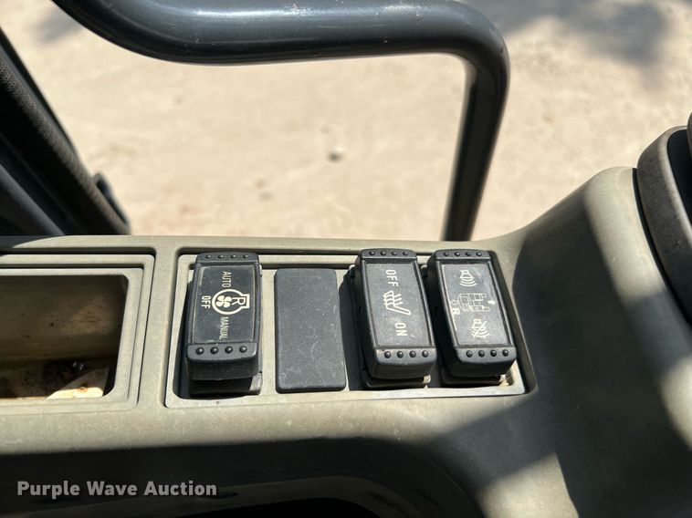 image for item DQ2113 2014 John Deere 350G LC  excavator