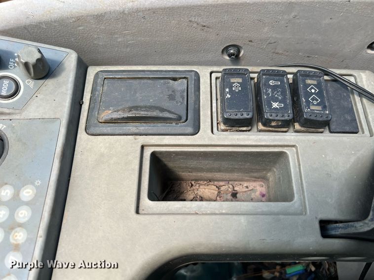 image for item DQ2113 2014 John Deere 350G LC  excavator