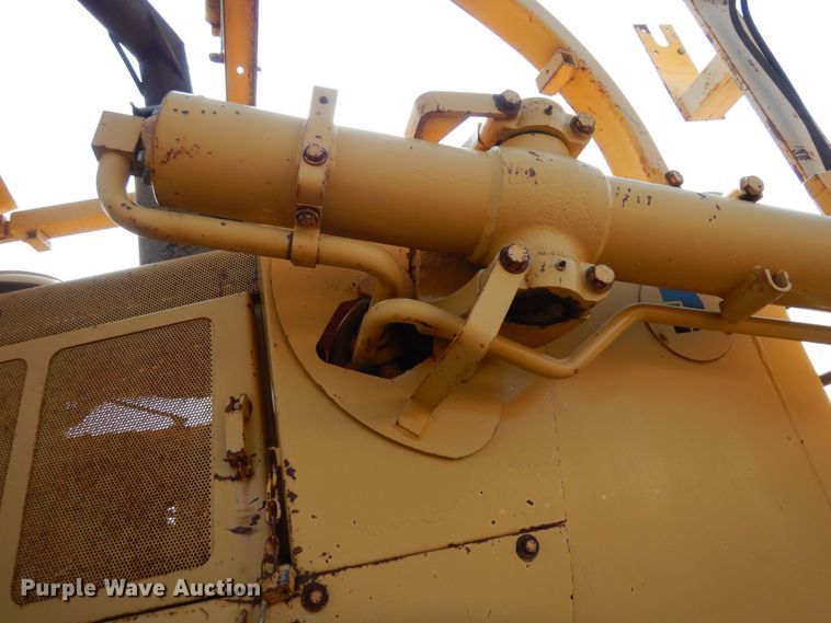 image for item DQ7330 1987 Dresser TD-20G  cable plow