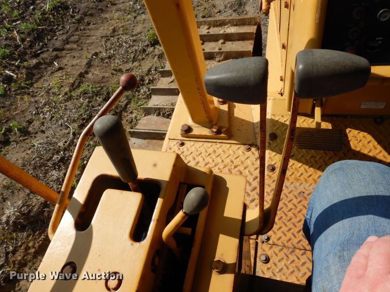 image for item DQ7330 1987 Dresser TD-20G  cable plow