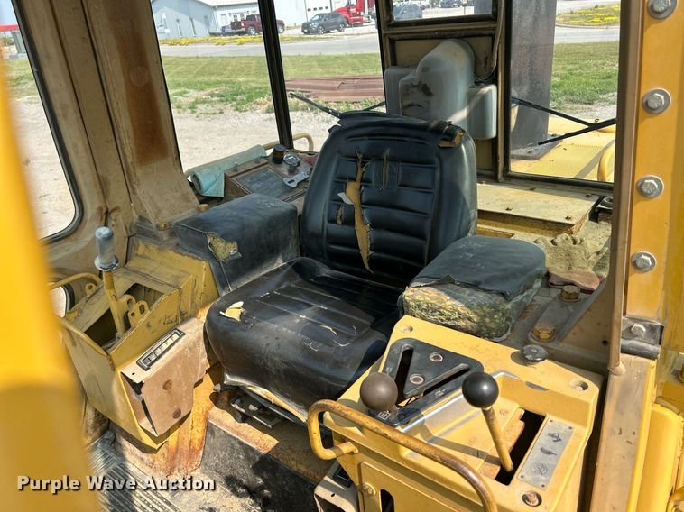image for item DR4730 1984 Caterpillar 953  track loader
