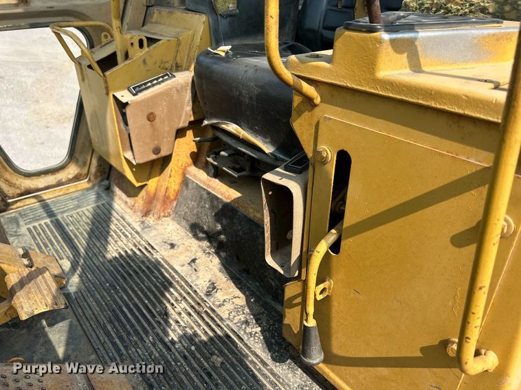 image for item DR4730 1984 Caterpillar 953  track loader