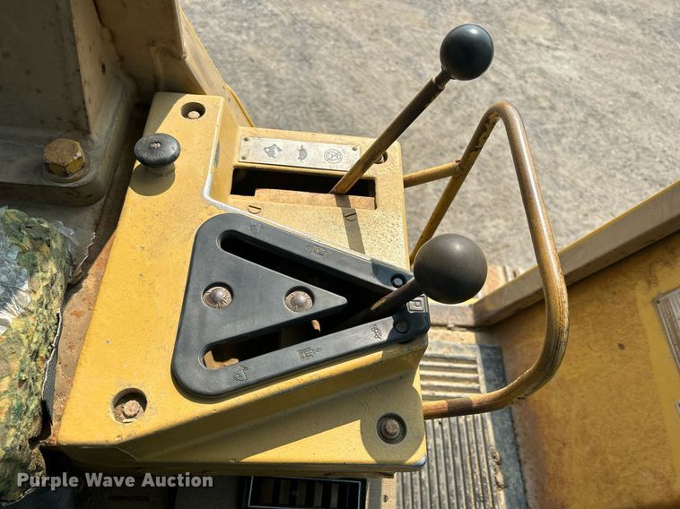 image for item DR4730 1984 Caterpillar 953  track loader