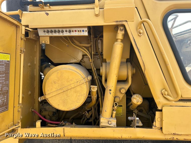 image for item DR4730 1984 Caterpillar 953  track loader