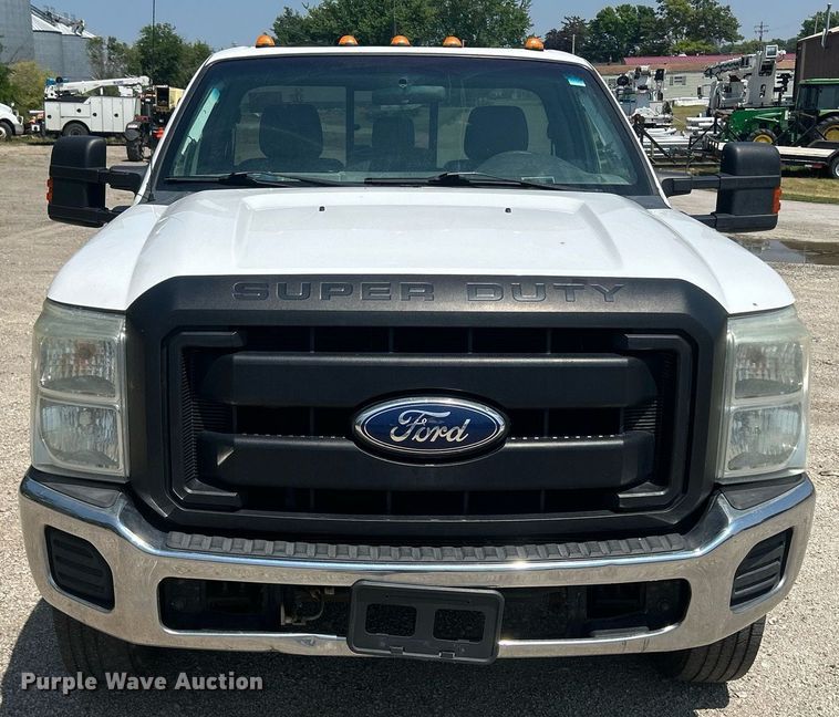 image for item DR4748 2011 Ford F350 Super Duty  pickup truck cab and chassis