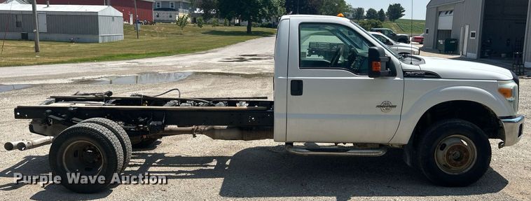image for item DR4748 2011 Ford F350 Super Duty  pickup truck cab and chassis