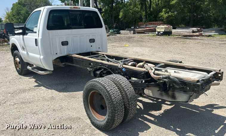 image for item DR4748 2011 Ford F350 Super Duty  pickup truck cab and chassis