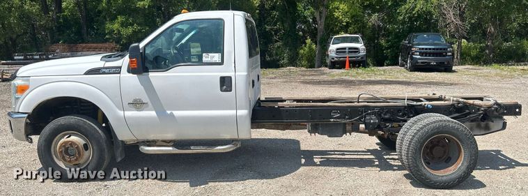 image for item DR4748 2011 Ford F350 Super Duty  pickup truck cab and chassis