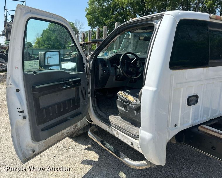 image for item DR4748 2011 Ford F350 Super Duty  pickup truck cab and chassis