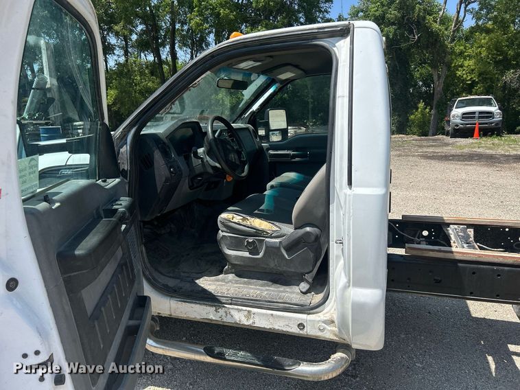 image for item DR4748 2011 Ford F350 Super Duty  pickup truck cab and chassis