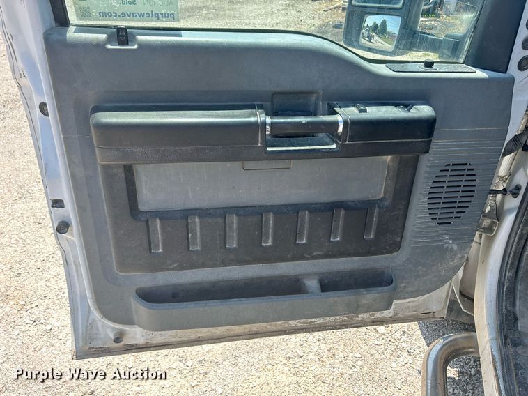 image for item DR4748 2011 Ford F350 Super Duty  pickup truck cab and chassis