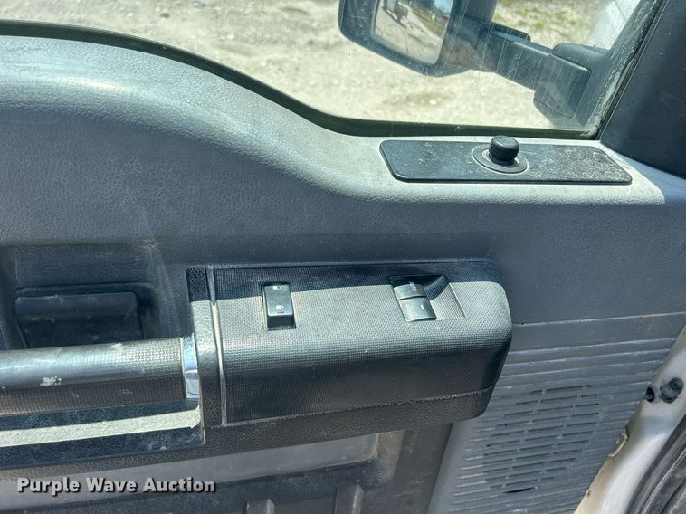 image for item DR4748 2011 Ford F350 Super Duty  pickup truck cab and chassis