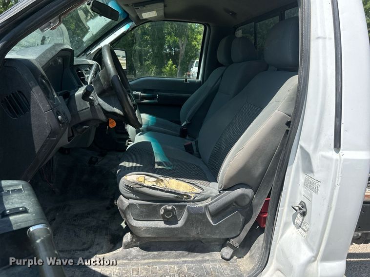 image for item DR4748 2011 Ford F350 Super Duty  pickup truck cab and chassis