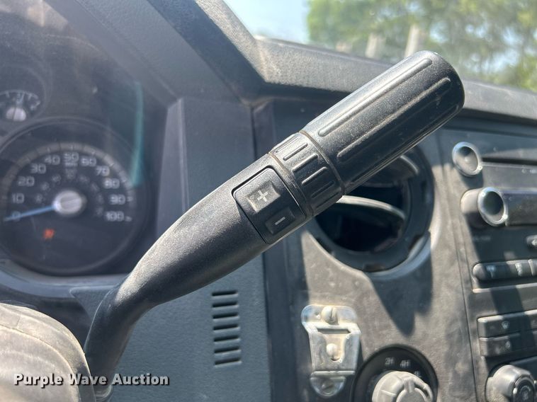 image for item DR4748 2011 Ford F350 Super Duty  pickup truck cab and chassis