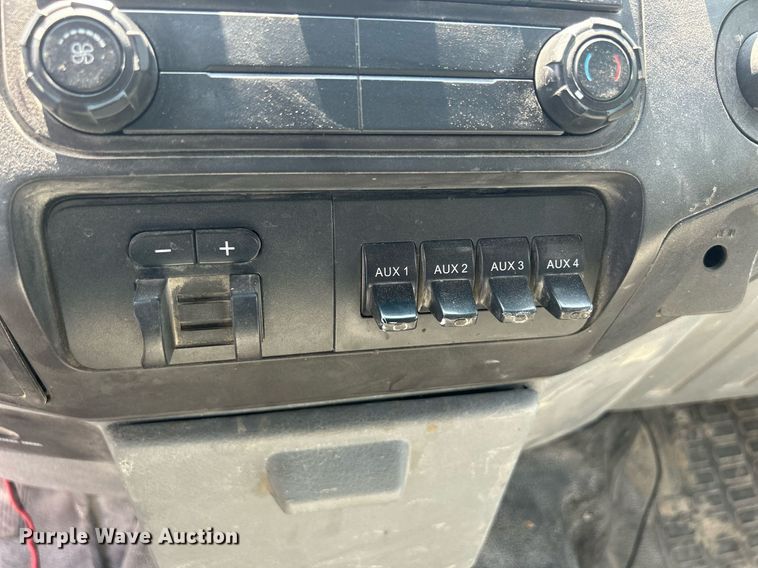 image for item DR4748 2011 Ford F350 Super Duty  pickup truck cab and chassis