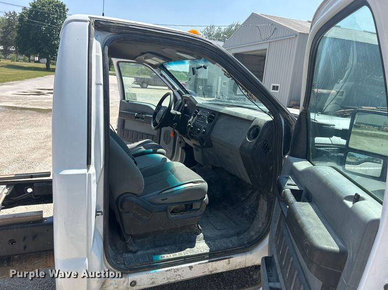 image for item DR4748 2011 Ford F350 Super Duty  pickup truck cab and chassis
