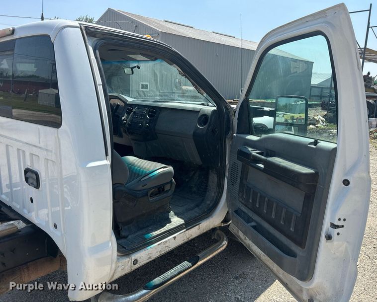 image for item DR4748 2011 Ford F350 Super Duty  pickup truck cab and chassis