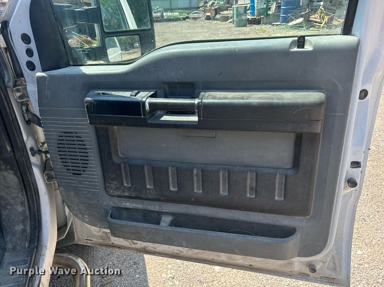 image for item DR4748 2011 Ford F350 Super Duty  pickup truck cab and chassis