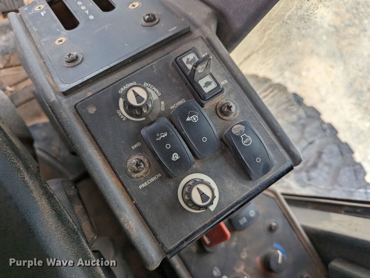 image for item DR6974 2007 John Deere 772D  motor grader