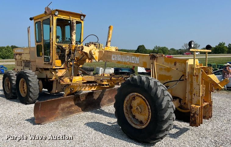 image for item II9182 1968 Champion 720 rigid frame motor grader