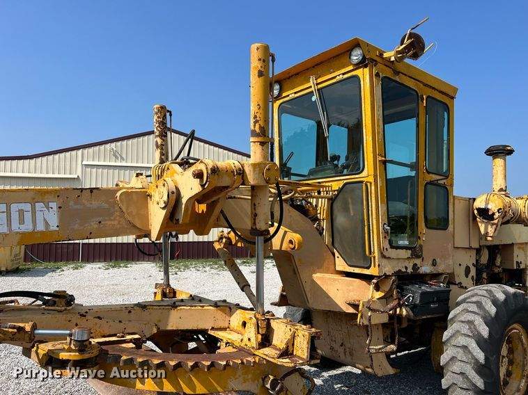 image for item II9182 1968 Champion 720 rigid frame motor grader