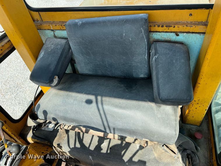 image for item II9182 1968 Champion 720 rigid frame motor grader