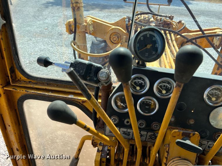 image for item II9182 1968 Champion 720 rigid frame motor grader