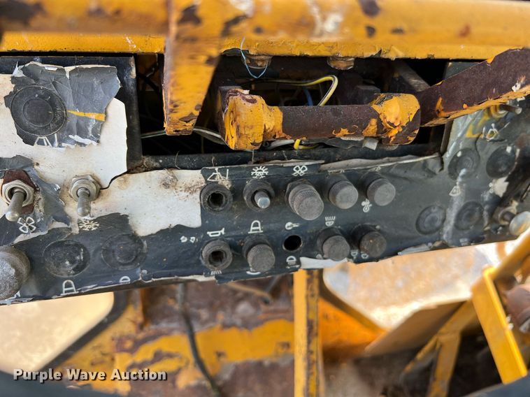 image for item II9182 1968 Champion 720 rigid frame motor grader