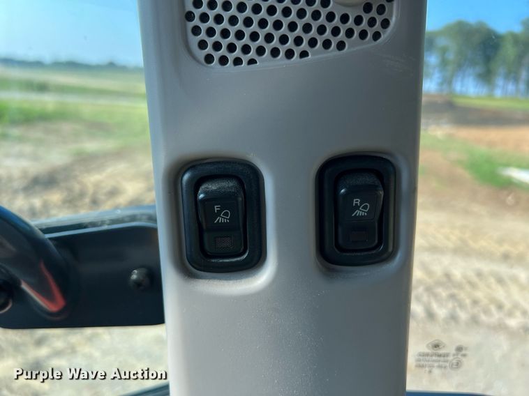 image for item II9202 Kubota MX6000  MFWD tractor