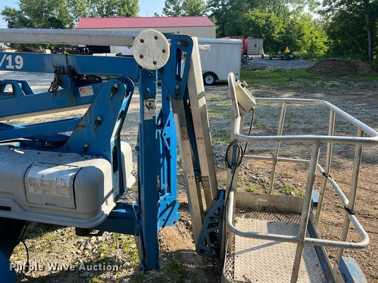 image for item II9210 2000 Genie TMZ-34/19  boom lift