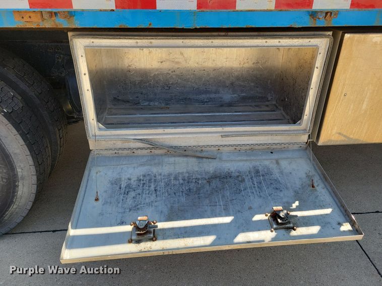 image for item JO9233 2018 Freightliner Business Class M2  flatbed truck