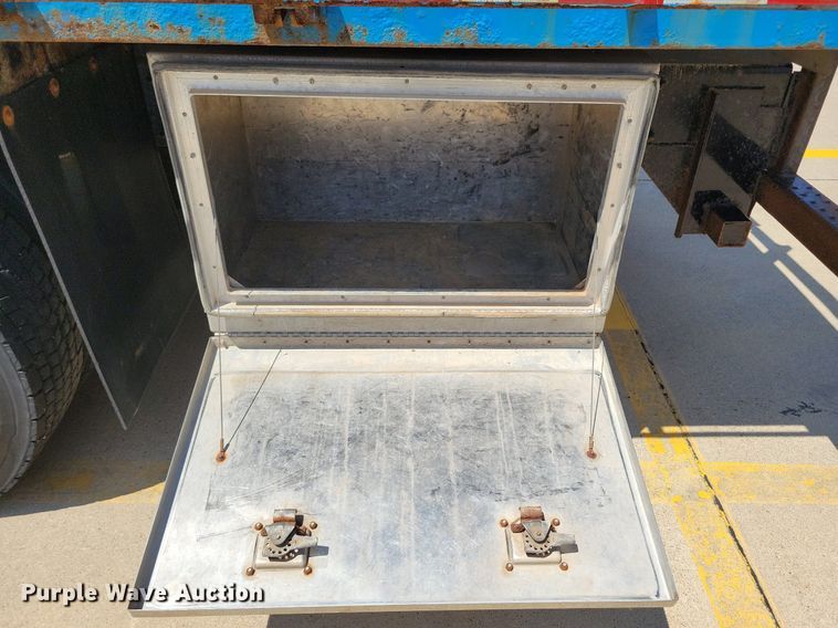 image for item JO9233 2018 Freightliner Business Class M2  flatbed truck