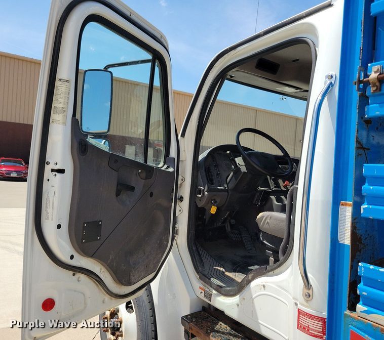 image for item JO9233 2018 Freightliner Business Class M2  flatbed truck