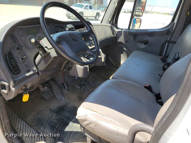 image for item JO9233 2018 Freightliner Business Class M2  flatbed truck