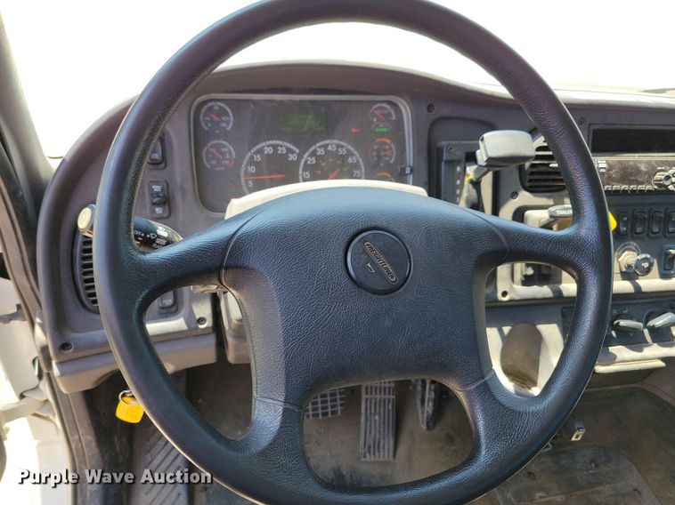 image for item JO9233 2018 Freightliner Business Class M2  flatbed truck