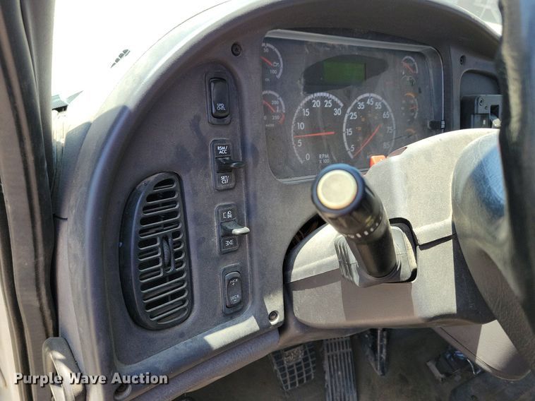 image for item JO9233 2018 Freightliner Business Class M2  flatbed truck