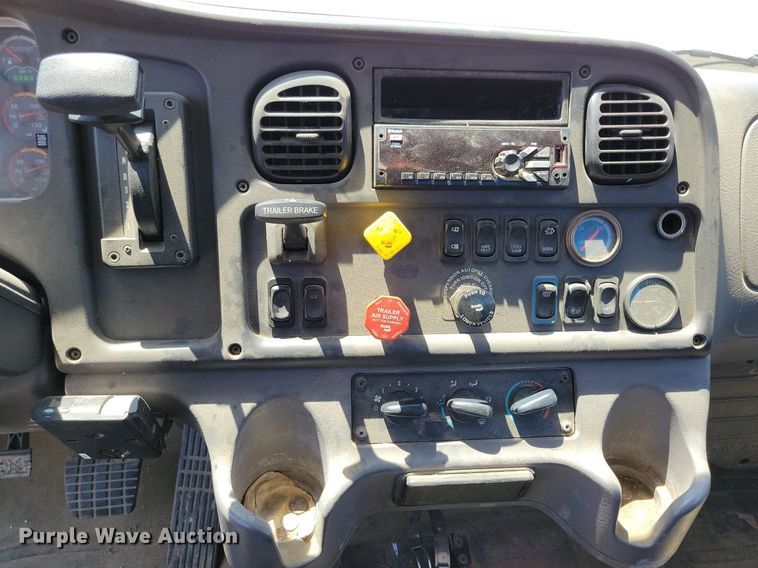 image for item JO9233 2018 Freightliner Business Class M2  flatbed truck