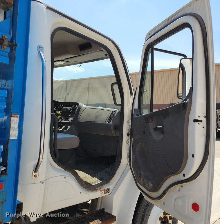 image for item JO9233 2018 Freightliner Business Class M2  flatbed truck