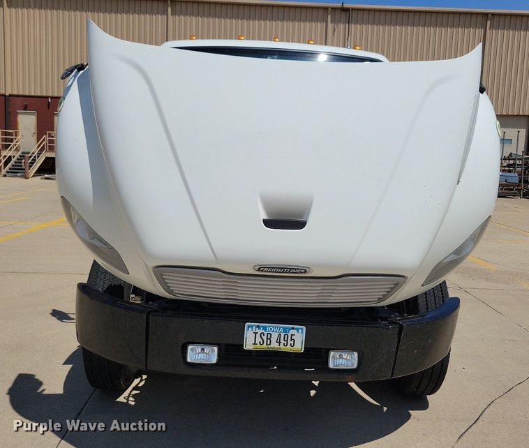 image for item JO9233 2018 Freightliner Business Class M2  flatbed truck