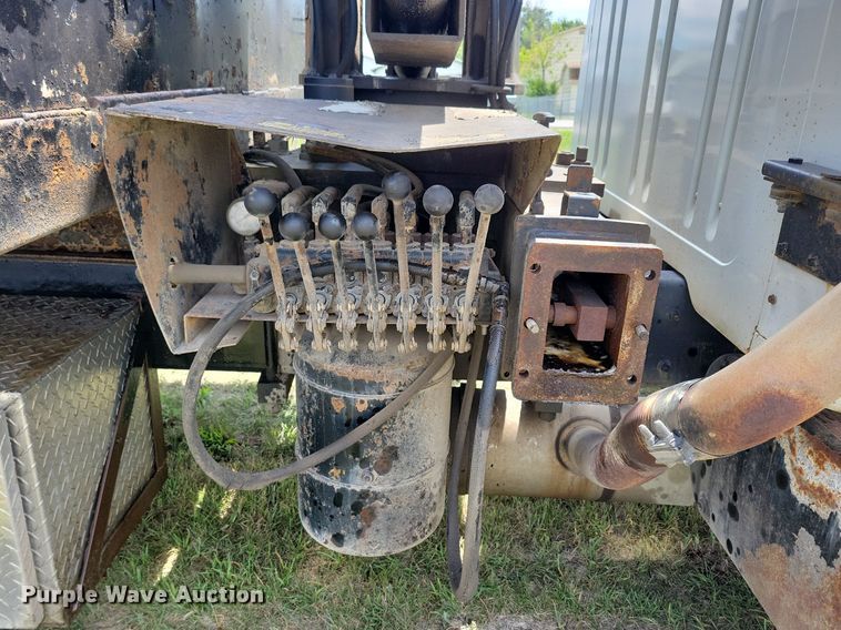 image for item JO9251 1990 International 4900  crane truck