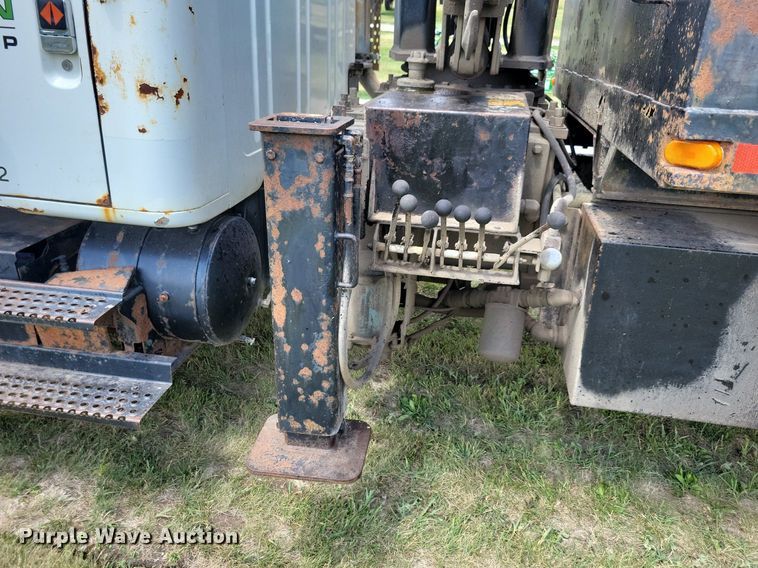 image for item JO9251 1990 International 4900  crane truck