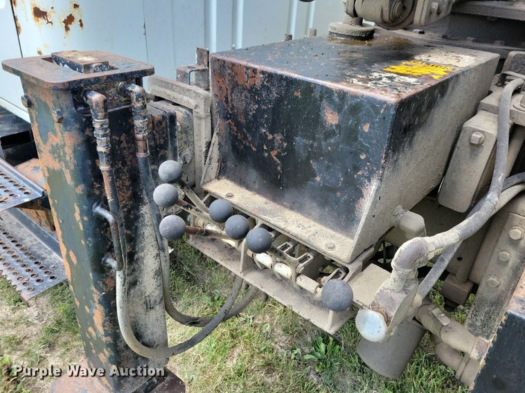 image for item JO9251 1990 International 4900  crane truck