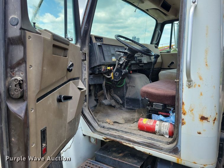 image for item JO9251 1990 International 4900  crane truck