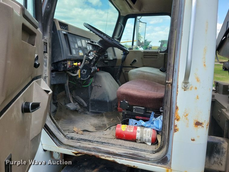 image for item JO9251 1990 International 4900  crane truck