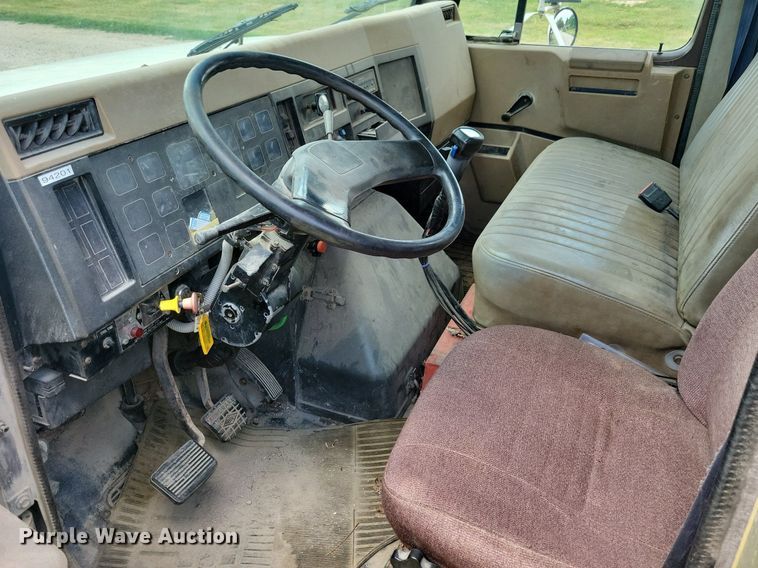 image for item JO9251 1990 International 4900  crane truck