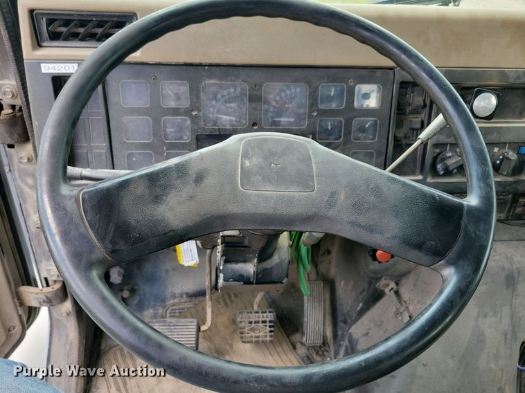 image for item JO9251 1990 International 4900  crane truck