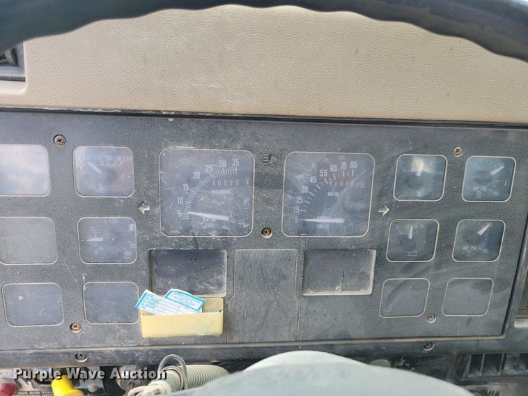 image for item JO9251 1990 International 4900  crane truck