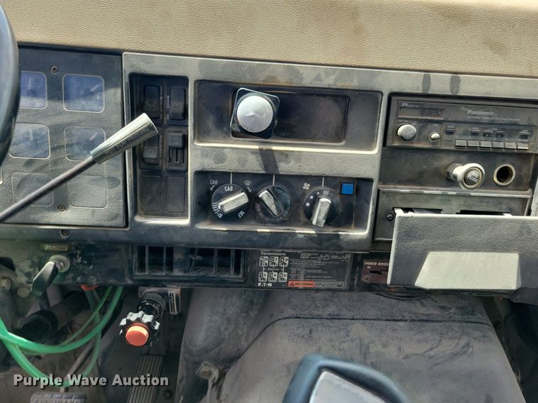 image for item JO9251 1990 International 4900  crane truck